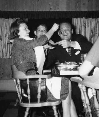 John Walsh Smiling At Dinner
With me in the background, and I think Emily Walsh on the left.  New Hampshire, April 1960
Schlüsselwörter: john walsh