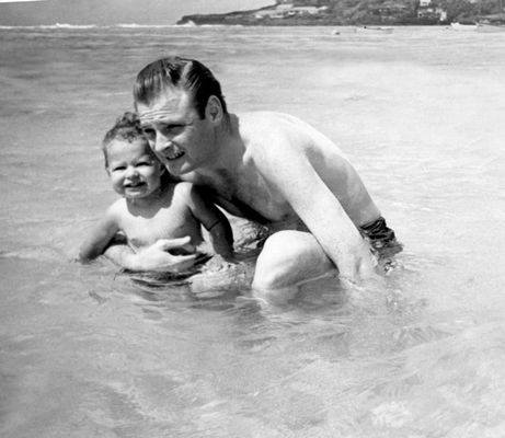 Craig Walsh and Father John At the Beach
At Kahala Beach, near Black Point.  My father wrote on the back, "Kahala - 1 year - 11 May 1950."  So it must have been my birthday!
Palabras clave: black point craig walsh john walsh kahala beach