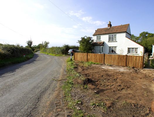 View of the New Fence and Woodman's Cottage
The entrance to Lord's Wood, with the new fence installed September 15 2006.  Looking from the Bransford Road toward the north.
Anahtar kelimeler: Woodman's Cottage Lord's Wood track