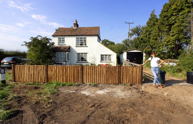 Marjorie Standing in the Driveway of Woodman's Cottage
The new fence has just been installed on our property, at the distance determined by the Court.  We will now have the contractor excavate the area in front of the fence to a depth of about 4 inches, and install and compact gravel.  Photographed on the afternoon of September 15 2006.
Ключові слова: Woodman's Cottage Marjorie track Lord's Wood