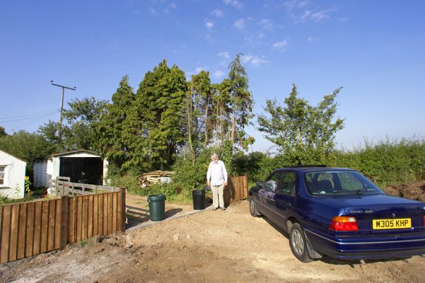 Craig Standing Next To The New Fence
Woodman's Cottage, after the new fence was installed along the correct boundary line.  Photographed September 15 2006.
Schlüsselwörter: Woodman's Cottage Craig boundary Lord's Wood fence