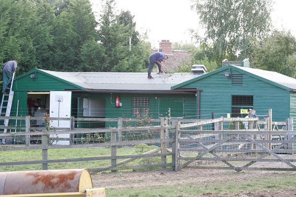 Big and Greg Repairing the Stable Roof
Adding a new layer of felt, and installing the extraction fan to cool the stables when they get hot.
Anahtar kelimeler: stables Big Greg Lucies Farm extraction fan repair roof