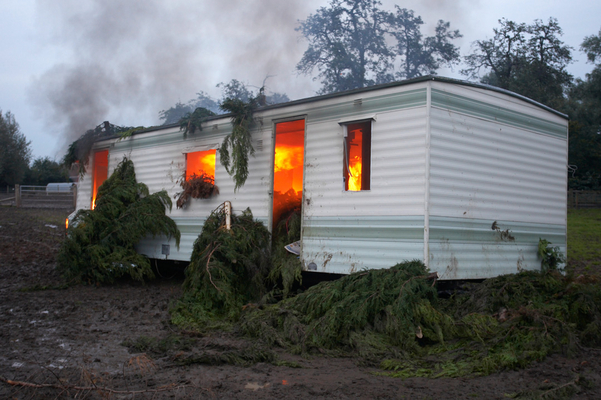 Grabbing hold
Anahtar kelimeler: Burn burning Caravan Fire Trailer