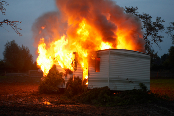 Really on fire
Ključne besede: Burn burning Caravan Fire Trailer