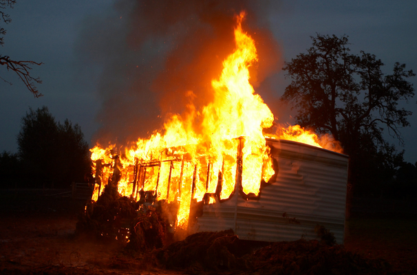 Pity it's not 5 November
Schlüsselwörter: Burn burning Caravan Fire Trailer
