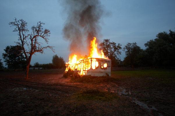 Who's got the marshmallows?
Schlüsselwörter: Burn burning Caravan Fire Trailer