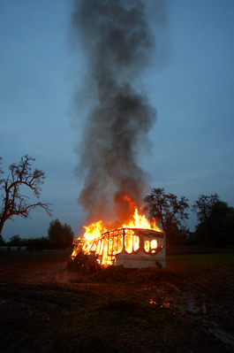 Still lots to burn
Anahtar kelimeler: Burn burning Caravan Fire Trailer