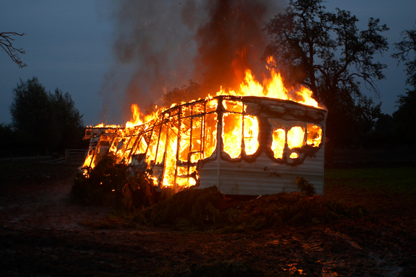 Still almost standing
Schlüsselwörter: Burn burning Caravan Fire Trailer
