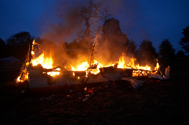 Almost to the base
Ключевые слова: Burn burning Caravan Fire Trailer
