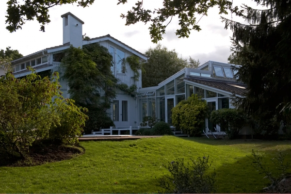 Whitecroft on a Late Summer Afternoon
Northern side of the house, and the gym and orchid house on the right.
Palabras clave: Grass Lawn Season Seasons Summer Whitecroft