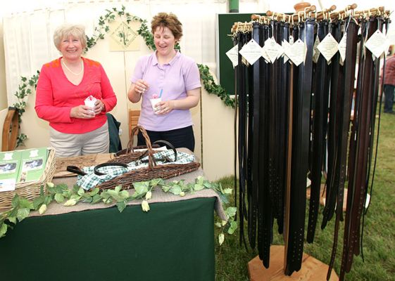The Dog Collar Ladies
We bought a couple of beautiful collars for Kiko and Tapa from [url=http://www.emmasbaker-jones.co.uk]Emma S. Baker-Jones[/url] (and her mother, on the left) as well as a belt for me.
Anahtar kelimeler: dog collars leather Three Counties Show