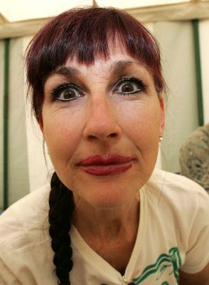 Marjorie Giving Me The Eye
Three Counties Show, Women's Institute Tent, June 17 2005
Schlüsselwörter: Marjorie the eye Three Counties Show