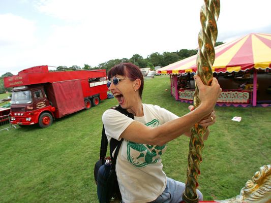 Marjorie on the Merry-Go-Round
Think she's having fun?
Palabras Clave: Marjorie merry-go-round Three Counties Show