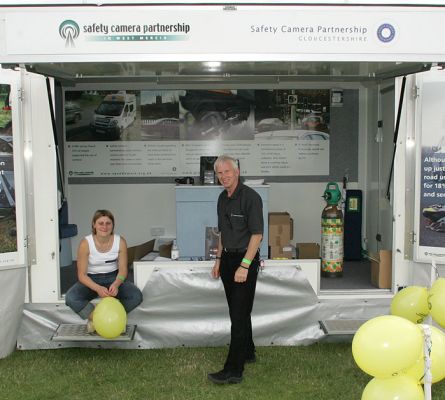Speed Camera Partnership
I saw these folks from the Speed Camera Partnership blowing up balloons (hmmm).  As their cameras threaten to take our photograph at unwanted times, I thought I'd take their photograph.  They didn't appear to be speeding, but I just need to check the calibration of my camera.
Palabras clave: speed camera partnership Three Counties Show