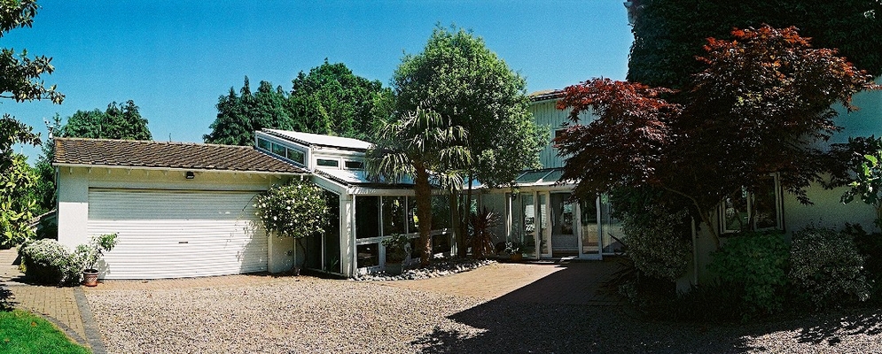 Panoramic view of garage, driveway and orchid house
Mots-clés: house Whitecroft