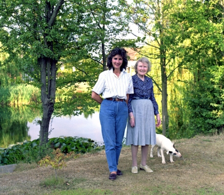 Marjorie and Auntie Jean at Whitecroft
Near the pond, with Pau as a puppy.  This was taken before all of the elm trees by the pond died from Dutch Elm Disease.
Palabras clave: Auntie Jean English Bull Terrier Garden Jean Charles Marjorie Pau Summer Whitecroft