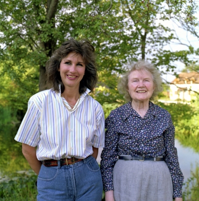 Marjorie and Auntie Jean
Palabras clave: Auntie Jean Garden Marjorie Summer Whitecroft