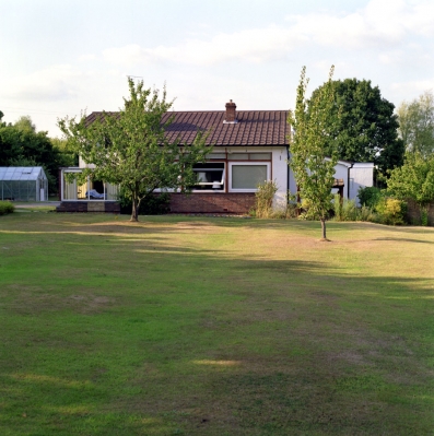 Whitecroft - Our First Year
We moved to Whitecroft in March 1989.  This photo was taken in the summer of 1990.  the lawn looks particuarly terrible --- it had ridges and valleys that we were told were a remnant from the Midlands Land Management System.
Palabras clave: Garden Lawn Midland Land Management System Summer Whitecroft