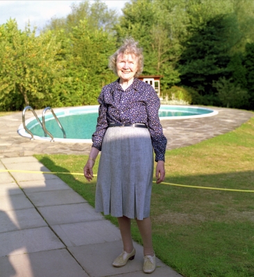 Auntie Jean By The Pool
Summer 1990.  The Wendy house still in the background, as well as a lot of elm trees.
Palabras clave: Auntie Jean Elm Garden Jean Charles Summer Swimming Pool Wendy House Whitecroft