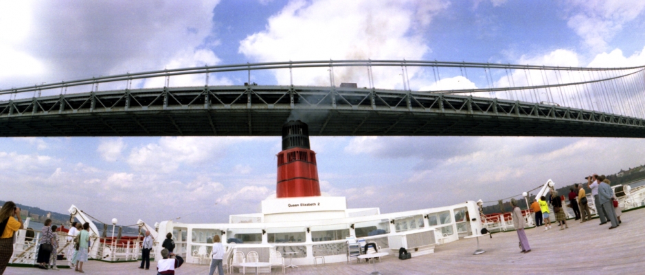 QE2 About To Sail Beneath the Verrazano Narrows Bridge
The bridge separates Staten Island from Brooklyn.   It has a clearance of 228 feet at mean high water, so hopefully we'll fit beneath it.
Anahtar kelimeler: Arrival Cruise Cruise Liner Cruise Liners Cruise Ship Cruise Ships Cruises Luxury Liner Luxury Liners New York City New York Harbor New York Harbour Panorama Panoramic QE2 Queen Elizabeth II Suspension Bridge Verrazano Narrows Bridge Widelux