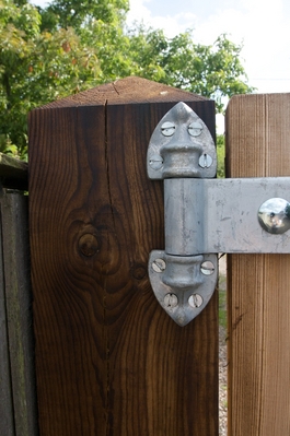 Upper Hinge - Southern Gate
View from the stable yard of the upper hinge on the southern gate post.  Because the bolt on the bracket was close to the hinge, the hinge itself could not be mounted in the centre of the gate post.  The hinges, therefore, appear to have cracked the gate posts on both sides.
Λέξεις-κλειδιά: wooden gates hinge