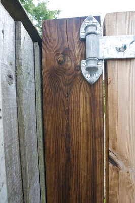 Wooden Gates
The upper/southern hinge photographed from within the stable yard.  We believe the hinge bracket should have been mounted on the centre of the gate post, but this was not possible because of the construction of the bracket.
Avainsanat: wooden gate hinge