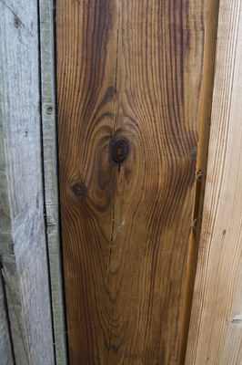 Southern Gate Post
Photographed from within the stable yard.  There are deep cracks that run the length of both gate posts on all four sides.
Palabras Clave: wooden gates gate posts cracks