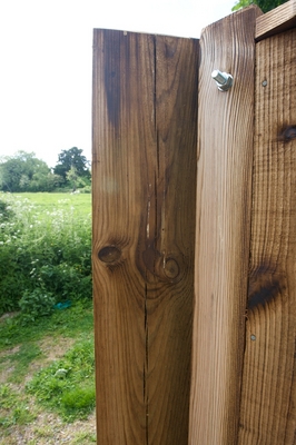Northern Gate Post
Photographed from just outside the gates, looking toward the north-west.  The vertical cracks in the gate post are visible.
Schlüsselwörter: wooden gates gate post cracks