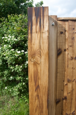 Northern Gate Post
Photographed essentially from the west (outside the gates) -- showing the vertical cracks in the gate post.
Schlüsselwörter: gate post wooden gates