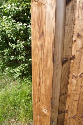 Northern Gate Post
Photographed essentially from the west (outside the gates).
Palabras clave: gate post wooden gates