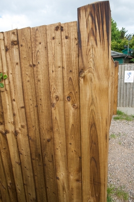 Northern Gate Post
Photographed from the north.  The fence on the left was also installed by Albion at the same time as the gates.
Palabras clave: wooden gates