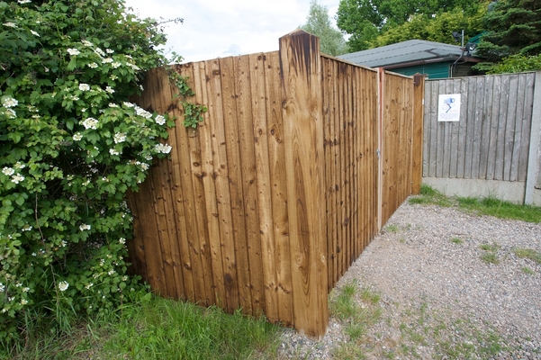 View of Gates from the North
The fence section (installed at the same time as the gates) is on the left, and the gates themselves are on the right of the gate post.
Palabras clave: wooden gate post