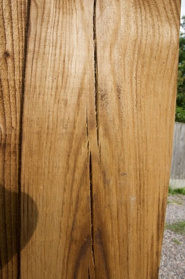 Cracks in Northern Gate Post
Northern gate post, photographed from the north, showing one of the many vertical cracks.
Schlüsselwörter: wooden gate post