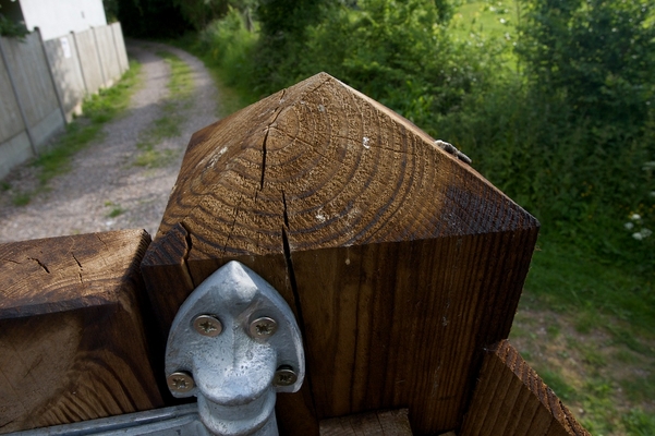 Northern Gate Post
Top of northern gate post, photographed from inside the stable yard.  Showing how hinge has been installed on the edge of the gate post, and cracks.
Klíčová slova: wooden gate post