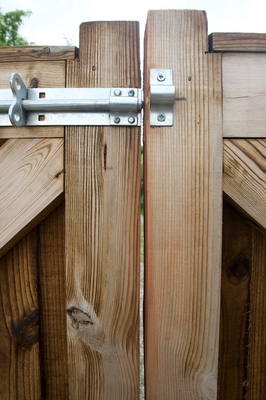 Gate Closure
Photographed from within the stable yard.
Anahtar kelimeler: wooden gates
