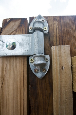 Northern Gate Post
Top hinge, photographed from within the stable yard.
Słowa kluczowe: wooden gate