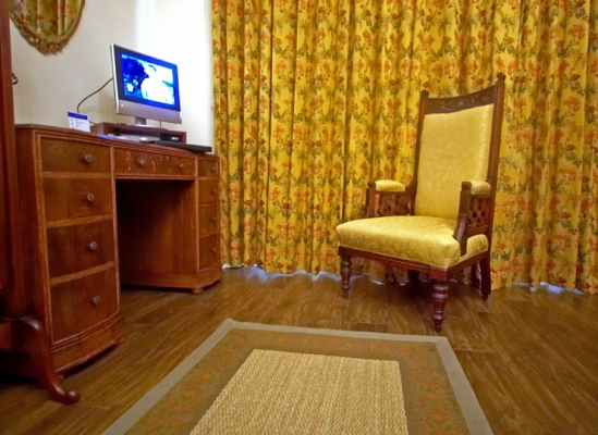 Marmadukes Luxury Hotel - York
For our one night in York, we paid �180 (on a Monday night, in November) to stay at Marmadukes Luxury Hotel.  We thought it was awful.  Here's a photo of the only TV in the room, with a screen smaller than my laptop.  And you had to sit in this low, stiff Victorian chair to watch TV.  It was truly awful.
Keywords: Marmadukes Luxury Hotel York Victiran chair small television screen