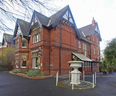 Marmadukes Luxury Hotel, York --- Run Like Crazy
If you ever go to York and your hotel looks like this, run like crazy in the opposite direction.  Marjorie and I had an awful stay here, and the management were nasty and unapologetic.
Anahtar kelimeler: Marmadukes Luxury Hotel York