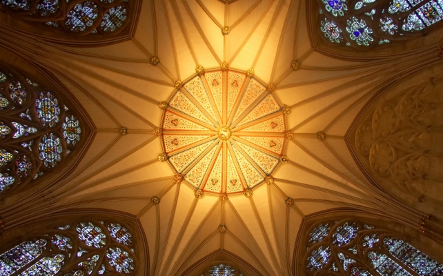 York Minster Cathedral -- Ceiling of the Chapter House
Marjorie had to almost lie on her back to take this photo straight up, right to the ceiling of the Chapter House.  It's amazing to read that this was constructed in the 1260's.
Anahtar kelimeler: York Minster Cathedral Chapter House ceiling glow