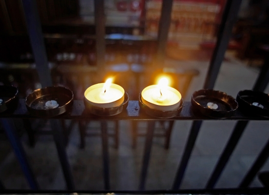 Candles at York Minster Cathedral
Marjorie and I always like lighting candles, letting birds go free, ringing bells, etc. --- all the things you do in churches and temples throughout the world.  At York Minster Cathedral we each bought a little candle.  Ours were the only two on the go.
Palabras clave: York Minster Cathedral candles