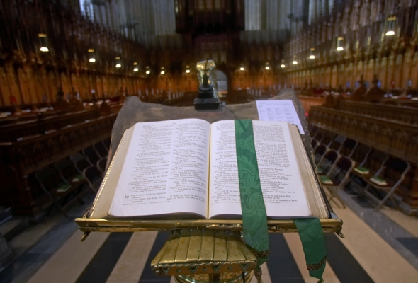 The Scripture at York Minster Cathedral
Open to a page that says, "Is not Calno like Car'chemish?  Is not Hamath like Arpad?"  Huh?
Palabras clave: York Minster Cathedral scripture Calno Car'chemish Hamath Arpad bookmark