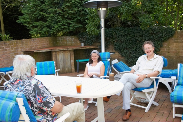 We're all hard at work
Craig, Leonie Hutson, and Rod Williams from RDF discuss the upcoming TV programme "Impress Me."
Palabras clave: Craig Impress Me Leonie Hutson RDF Rod Williams TV crew TV programme