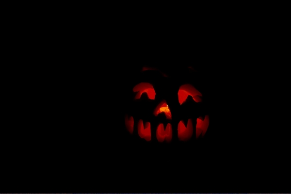 Scarier than 'The Blair Witch Project'
Our Halloween pumpkin, Whitecroft 2007.
Ključne besede: Halloween October 31 Pumpkin carved scary