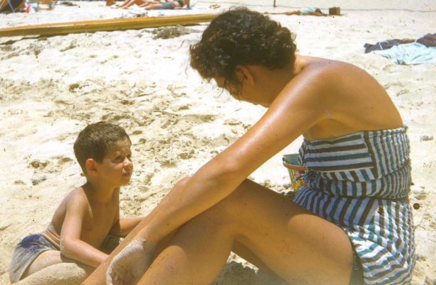 Mother and Me at Waikiki Beach
I don't ever remember going to the beach with my mother, but it must have happened because here's the photographic proof.  Circa 1956.
Palabras clave: Shirley Craig Waikiki beach