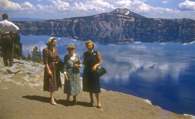 Lake Shasta?
I don't know why I think this is Lake Shasta.  I've never been to Lake Shasta.  It's Nana on the right, and could be Mum (Baba's mother, Lily Wyser Wilkinson) in the middle.  Don't know who it is on the left, or the year.
Palabras clave: Lake Shasta Lily Wyser Wilkinson Mum Nana