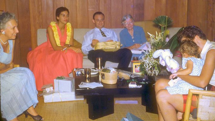 Family Gathering at 1080 Makaiwa Street
Nana, Birdie, my father, Mum (Lily Wyser Wilkinson), my mother and young Shauna.  I would guess this is 1956 or so, photographed in the living room at 1080 Makaiwa Street in Kahala.  
Palabras clave: 1080 Makaiwa Street Nana Birdie Lily Wyser Wilkinson Shauna Mum John