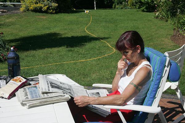 Marjorie Reading the Sunday Papers
Marjorie's Birthday, June 26 2005.  Wonderful warm, sunny day.  Perfect for the Sunday newspapers --- and running the Rain Train sprinkler.
Słowa kluczowe: Rain Train sprinkler garden Whitecroft Marjorie