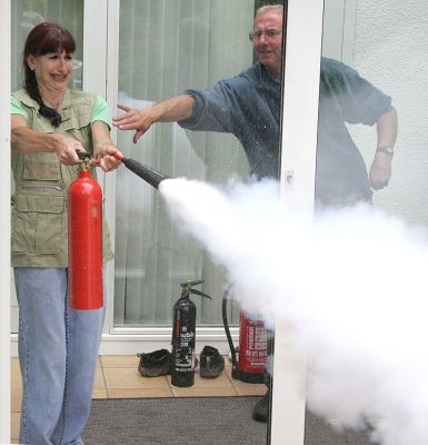 Marjorie and the Fire Extinguisher
Marjorie testing an out-of-date fire extinguisher.  Vic runs in to remind Marjorie not to hold the nozzle as it gets very cold and your hand can freeze to it.
Schlüsselwörter: Marjorie Vic fire extinguisher Chubb frozen