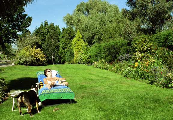 Marjorie - Whitecroft
The summer of 2003 was glorious -- temperatures reached 100 degrees.  Very little rain.  And we did our best to enjoy the garden.
الكلمات الإستدلالية(لتسهيل البحث): Whitecroft