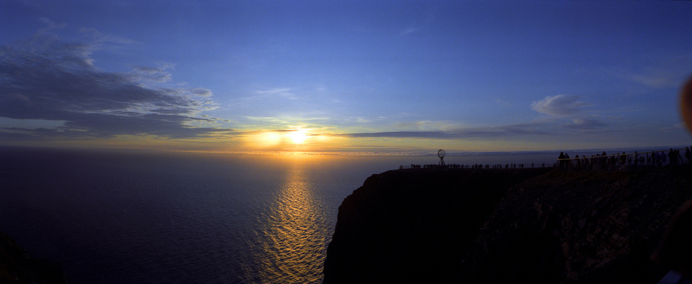 Midnight Sun at Nordkapp
The sun didn't set when we were there - but did get quite close.  At the Northern Cape of Norway, photographed with the Widelux camera.
Palabras clave: Nordkapp Norway Midnight Sun Widelux sunset